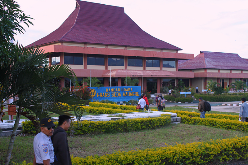 Maumere Coastal Road, Ledalero Museum and Traditional Flores Houses