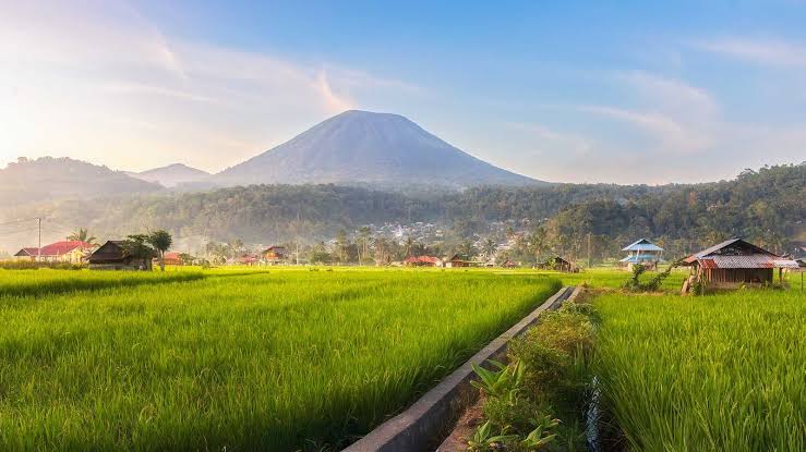 Tomohon Sulphur Lake and Mahawu Volcano