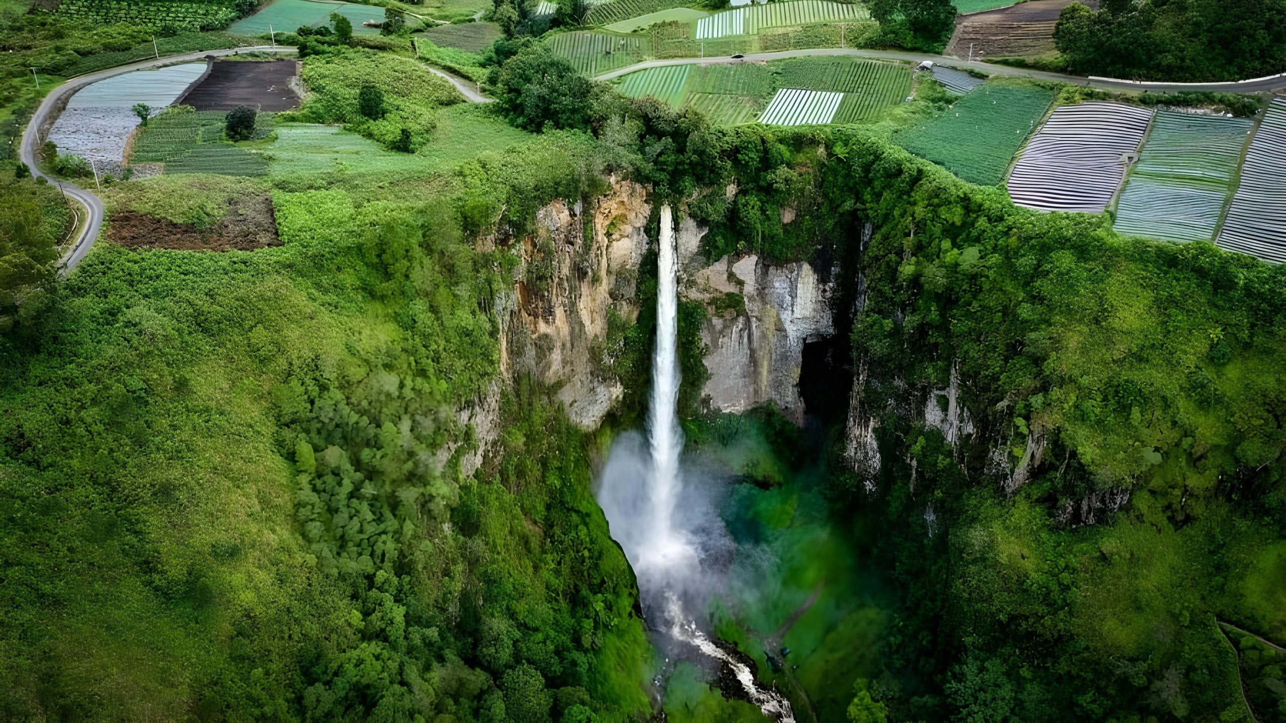 Sipiso-piso Waterfall and Lake Toba Ferry Cruise to Samosir